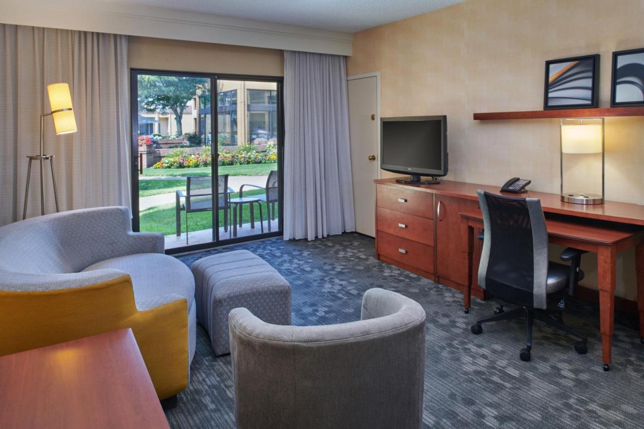 Courtyard Detroit 3*